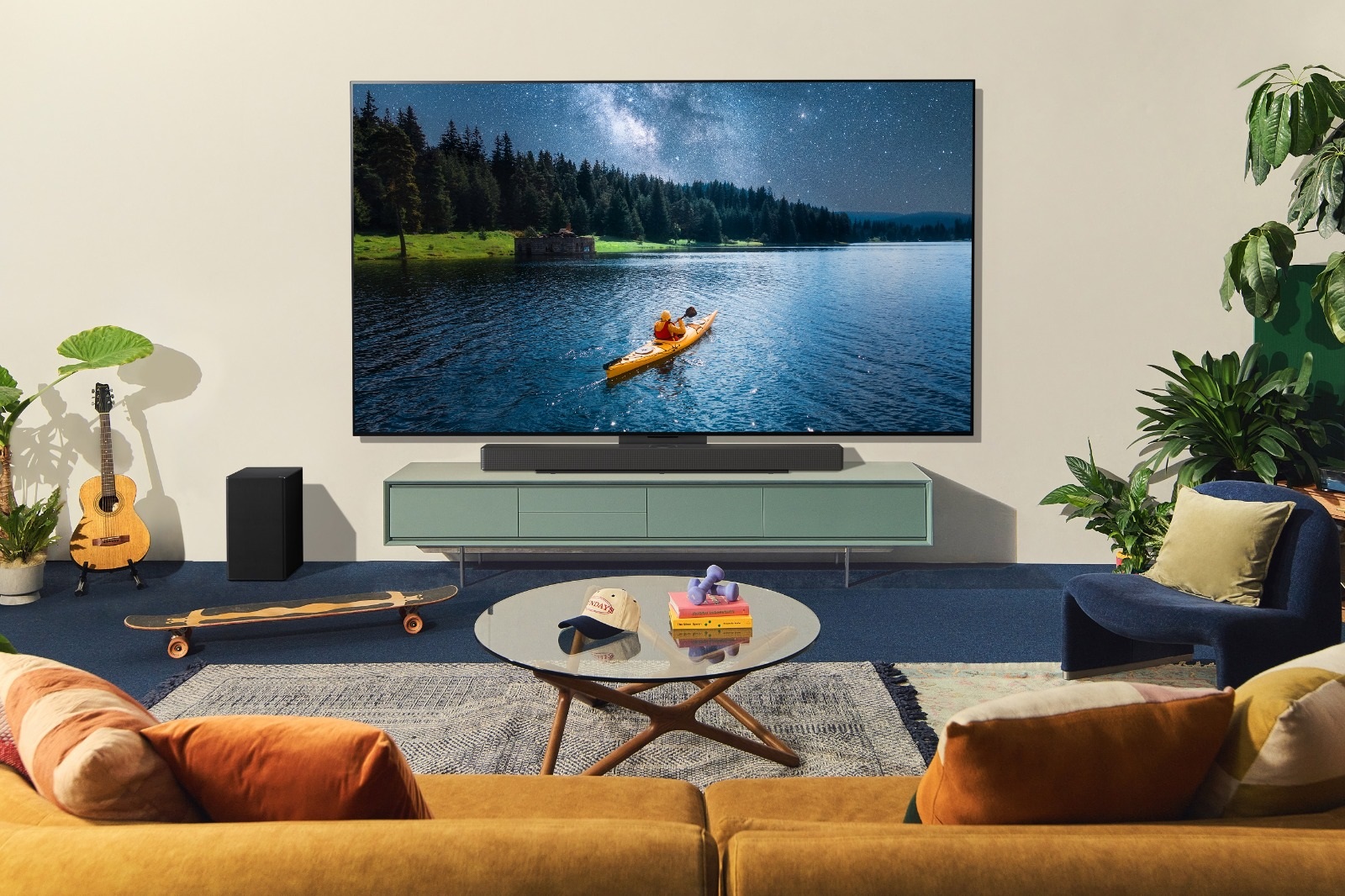 اجمع العائلة للترفيه المعاد تعريفه هذا الموسم الاحتفالي مع تلفزيون LG OLED 4K الذكي