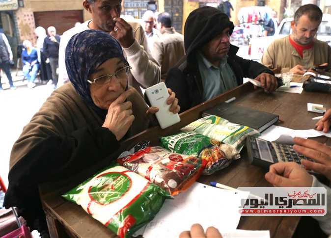 «التموين» تعلن وقف صرف السكر الحر على البطاقات